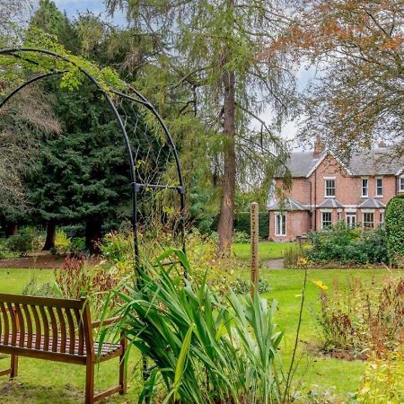 Claridge House Bed & Breakfast Lingfield Exterior photo