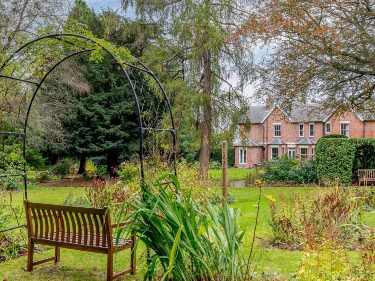 Claridge House Bed & Breakfast Lingfield Exterior photo